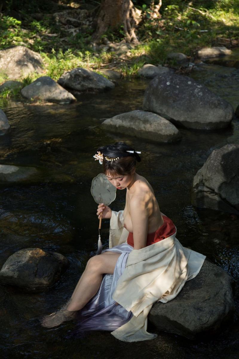 溪水边的极品古装白嫩妹子