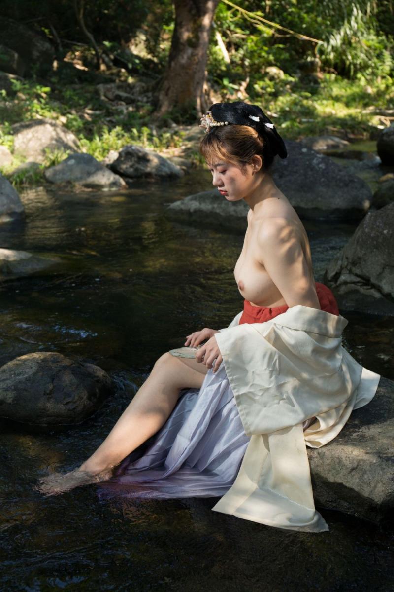 溪水边的极品古装白嫩妹子