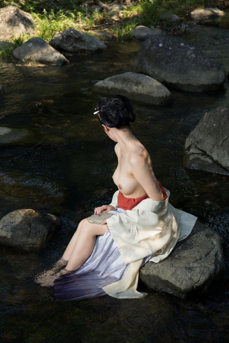 溪水边的极品古装白嫩妹子