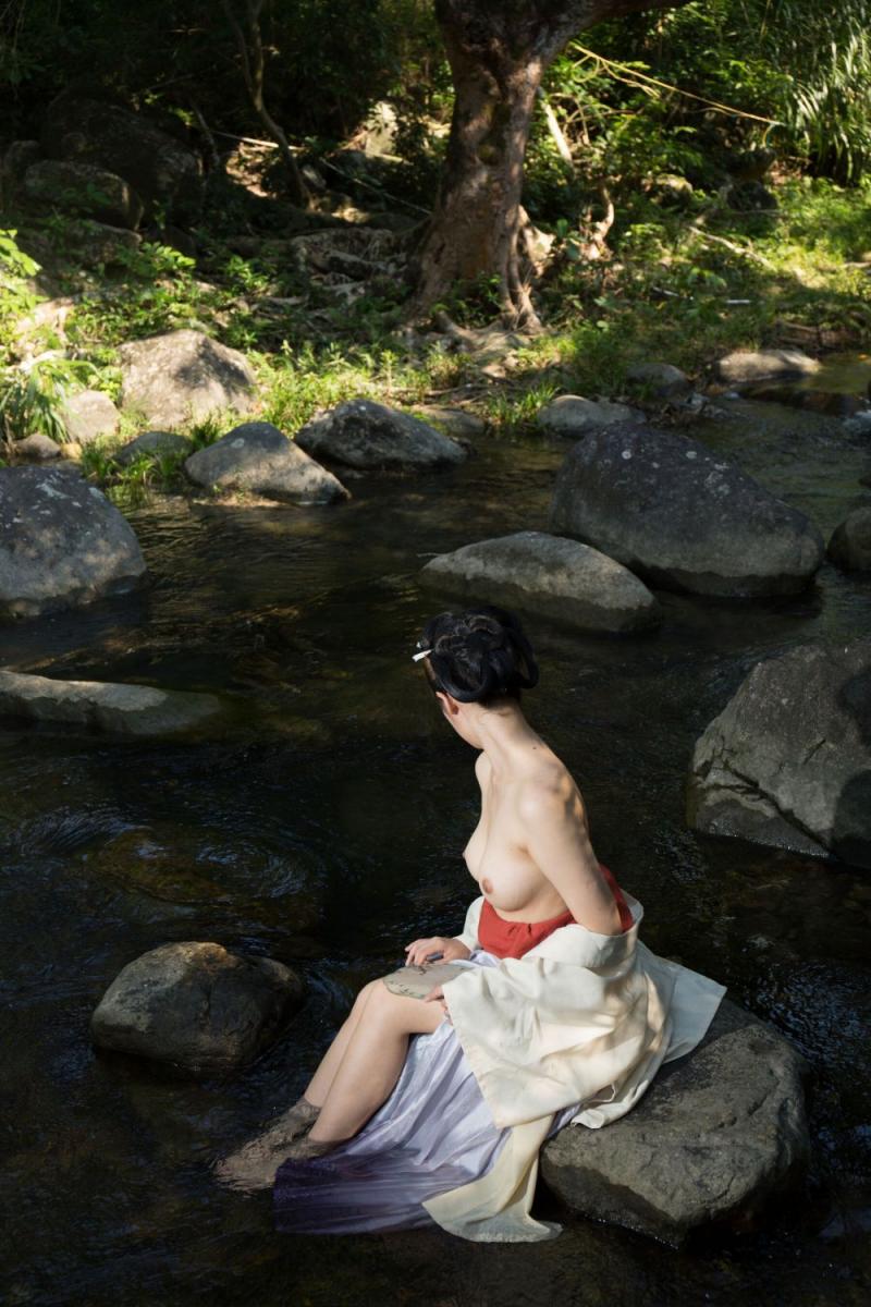 溪水边的极品古装白嫩妹子