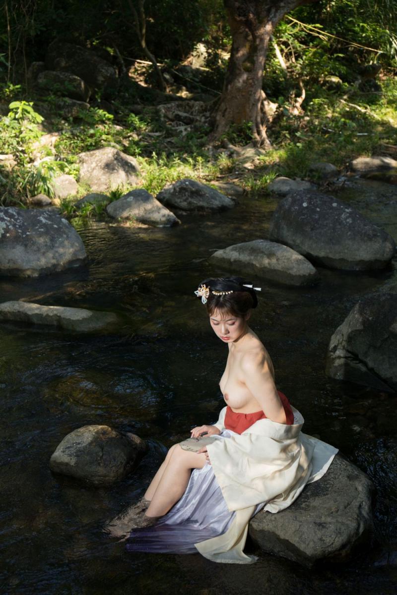 溪水边的极品古装白嫩妹子