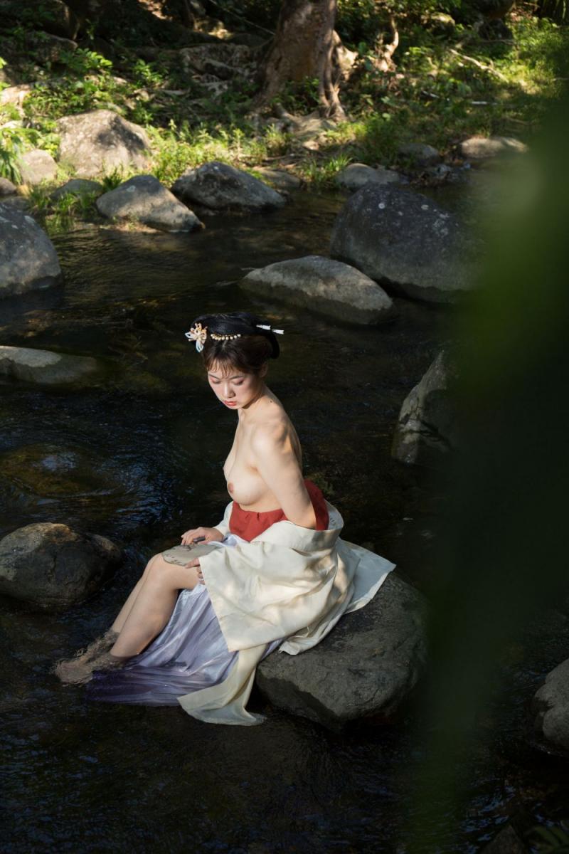 溪水边的极品古装白嫩妹子