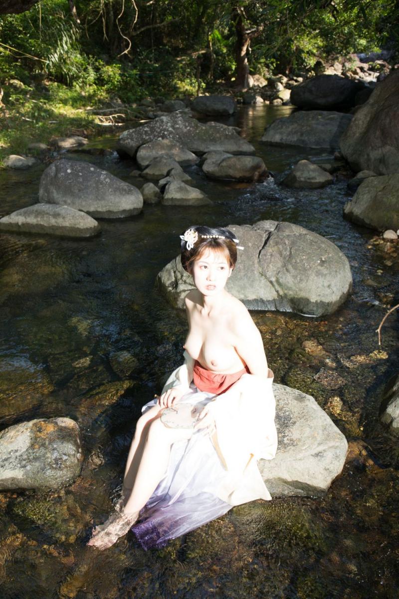 溪水边的极品古装白嫩妹子