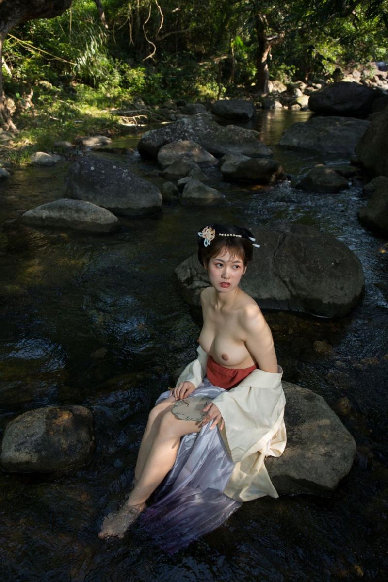溪水边的极品古装白嫩妹子