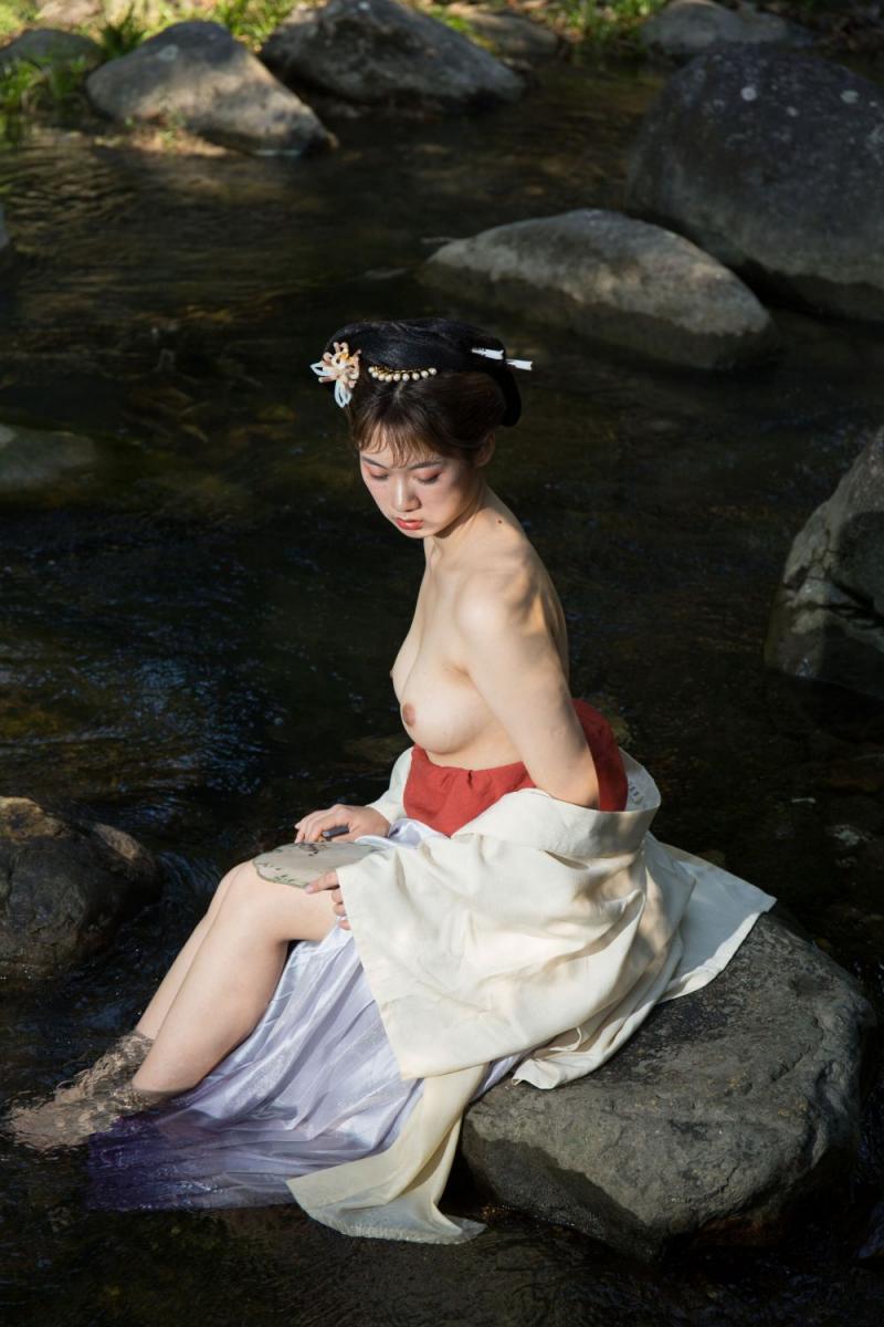 溪水边的极品古装白嫩妹子