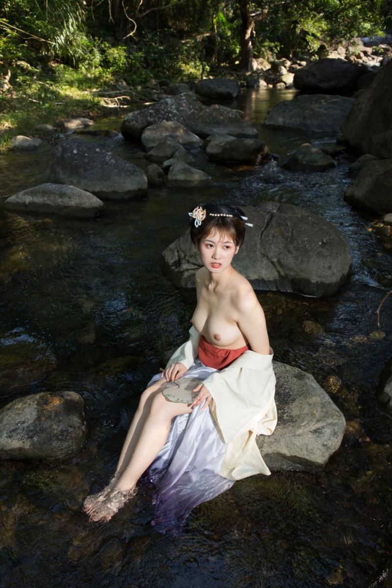 溪水边的极品古装白嫩妹子
