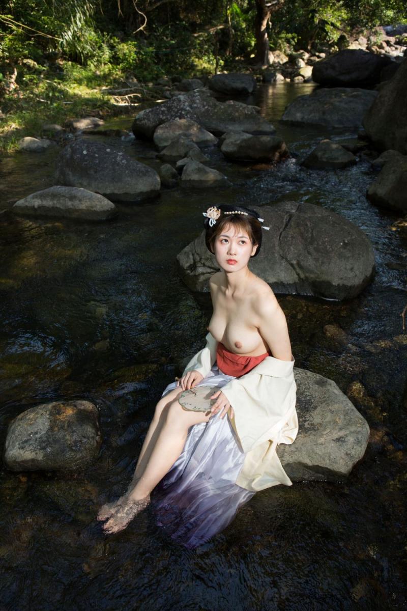 溪水边的极品古装白嫩妹子