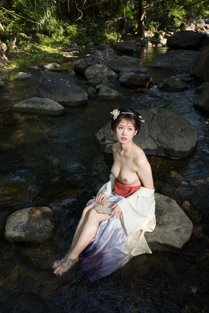 溪水边的极品古装白嫩妹子