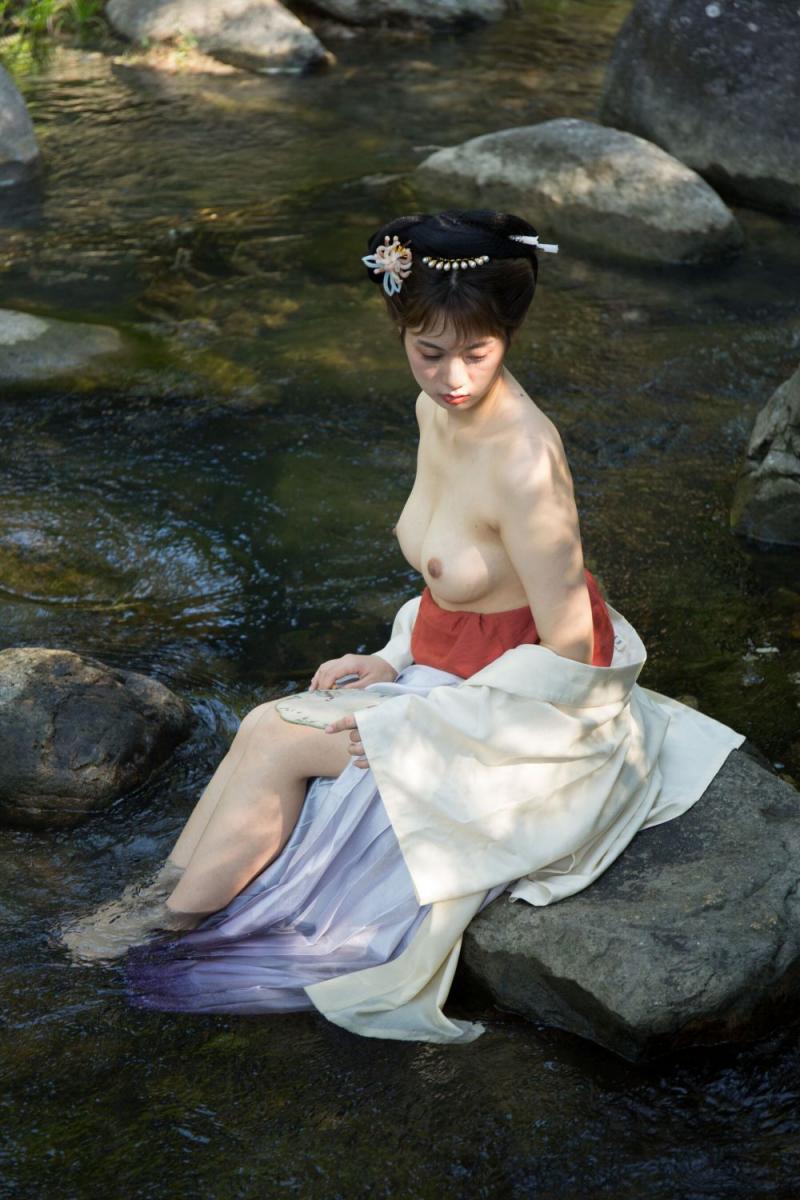 溪水边的极品古装白嫩妹子