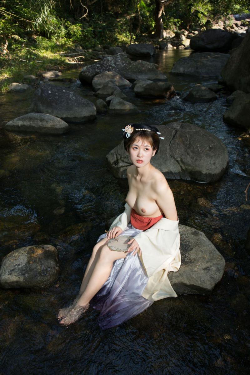 溪水边的极品古装白嫩妹子