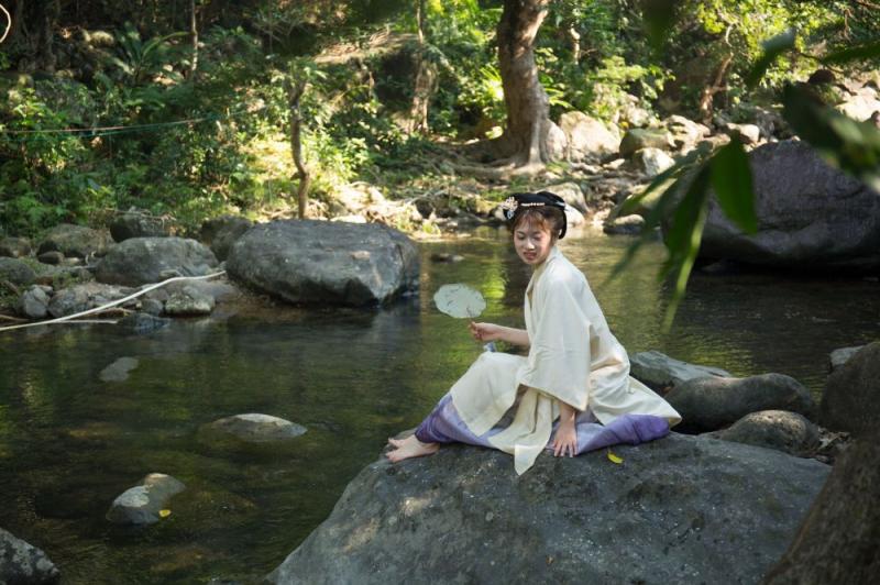 溪水边的极品古装白嫩妹子
