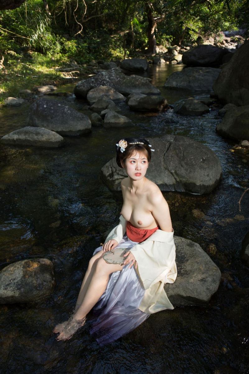 溪水边的极品古装白嫩妹子