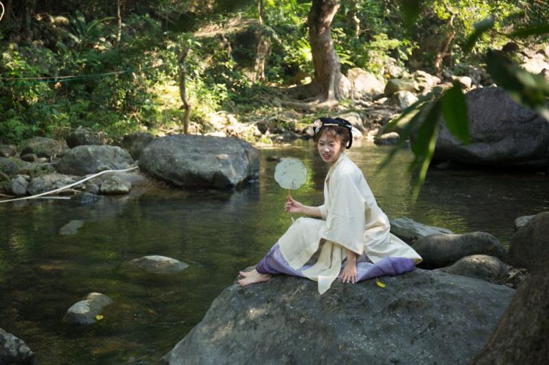 溪水边的极品古装白嫩妹子