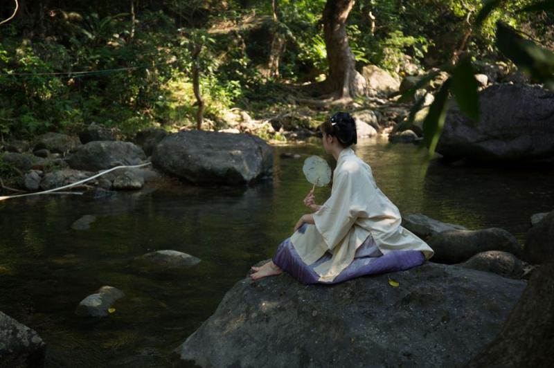 溪水边的极品古装白嫩妹子
