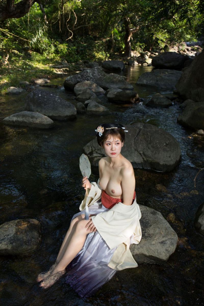 溪水边的极品古装白嫩妹子