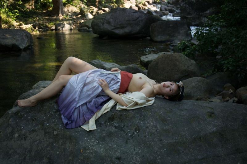 溪水边的极品古装白嫩妹子