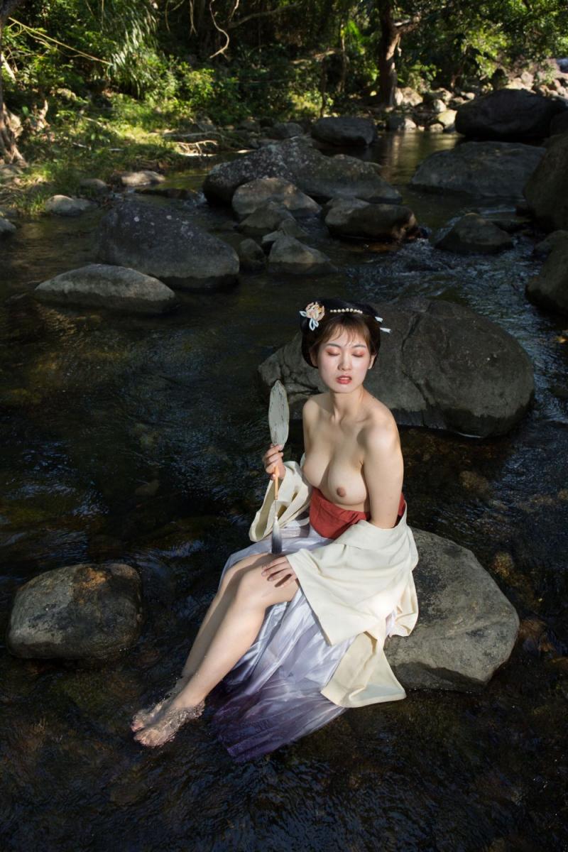 溪水边的极品古装白嫩妹子
