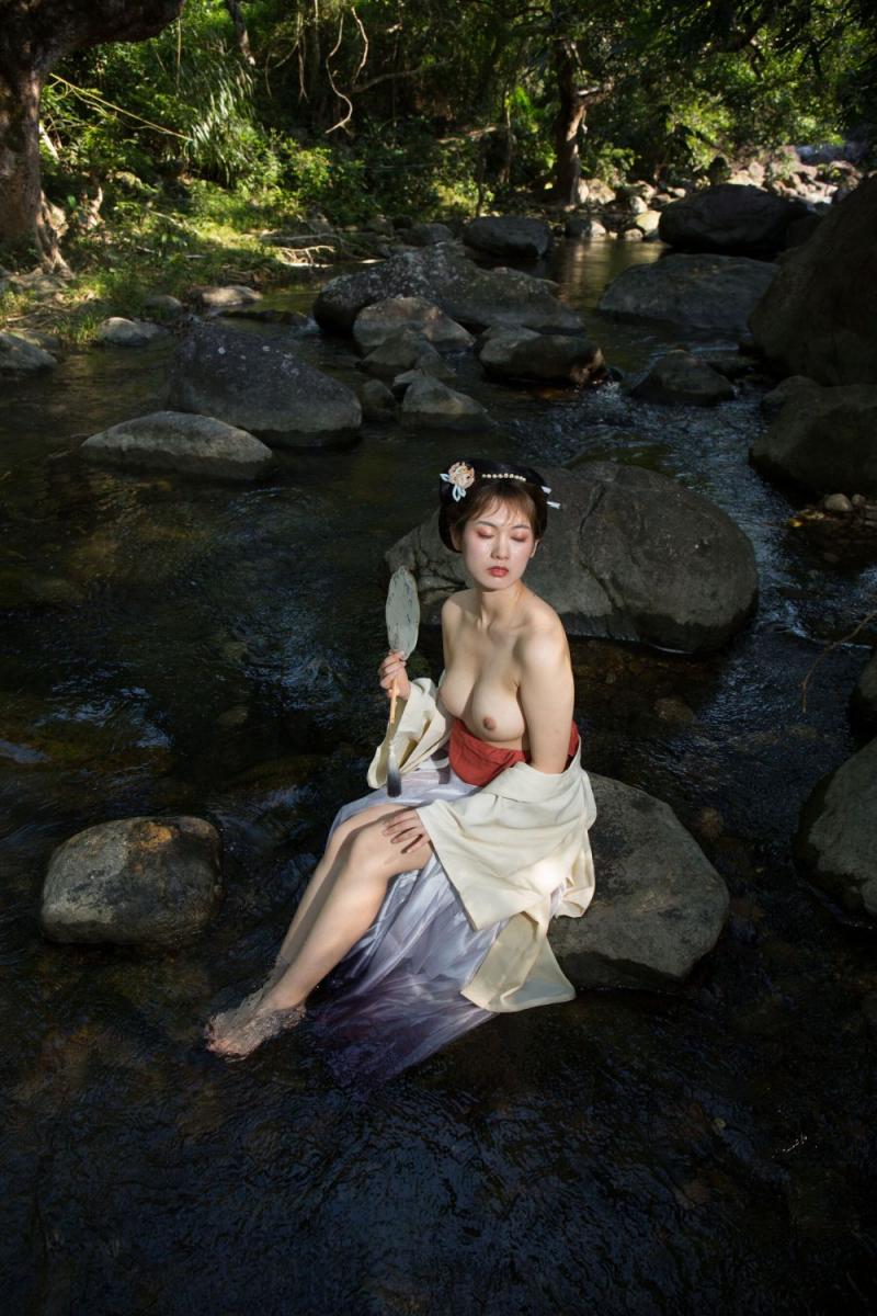 溪水边的极品古装白嫩妹子