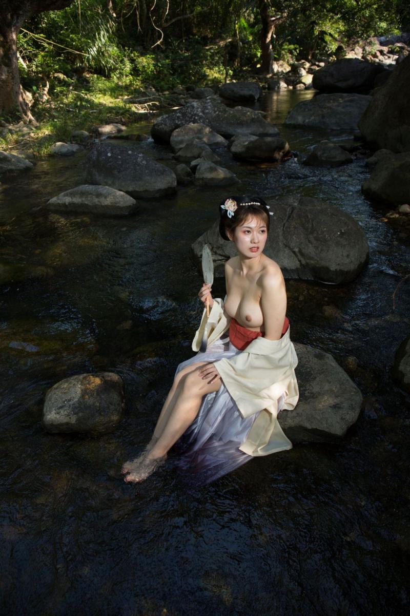 溪水边的极品古装白嫩妹子