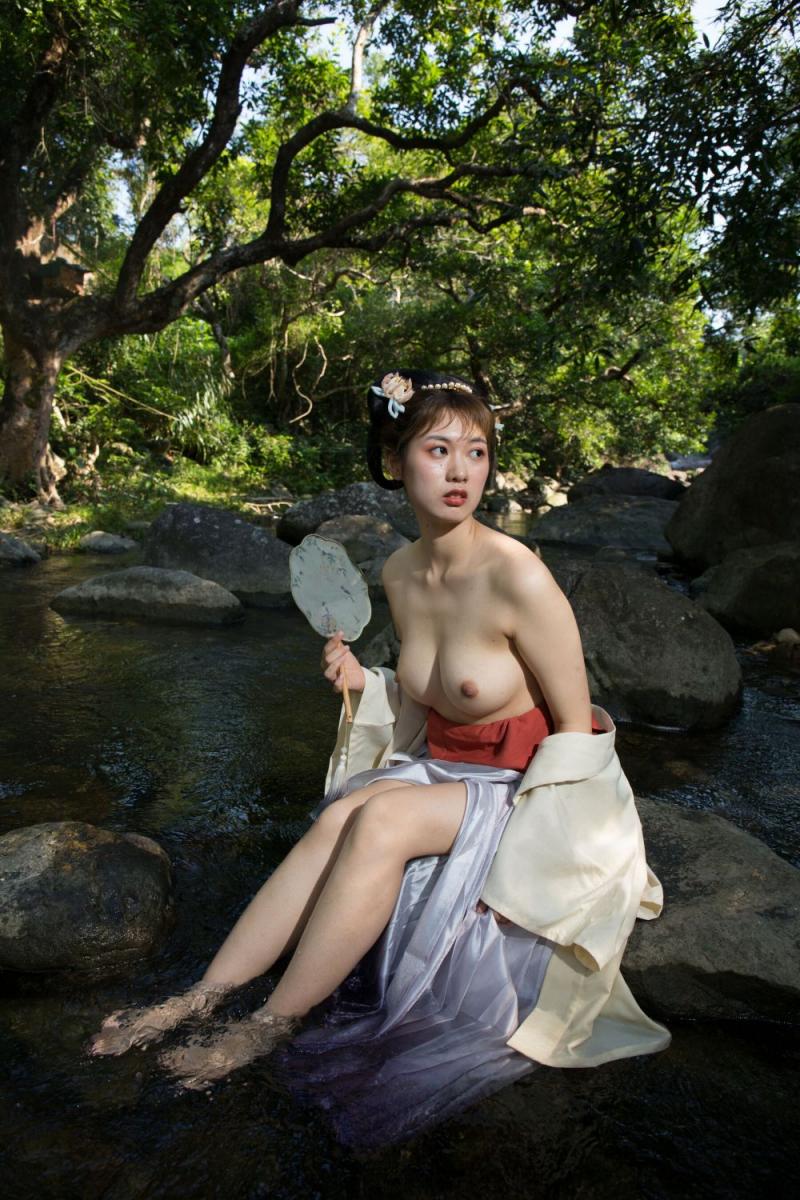 溪水边的极品古装白嫩妹子