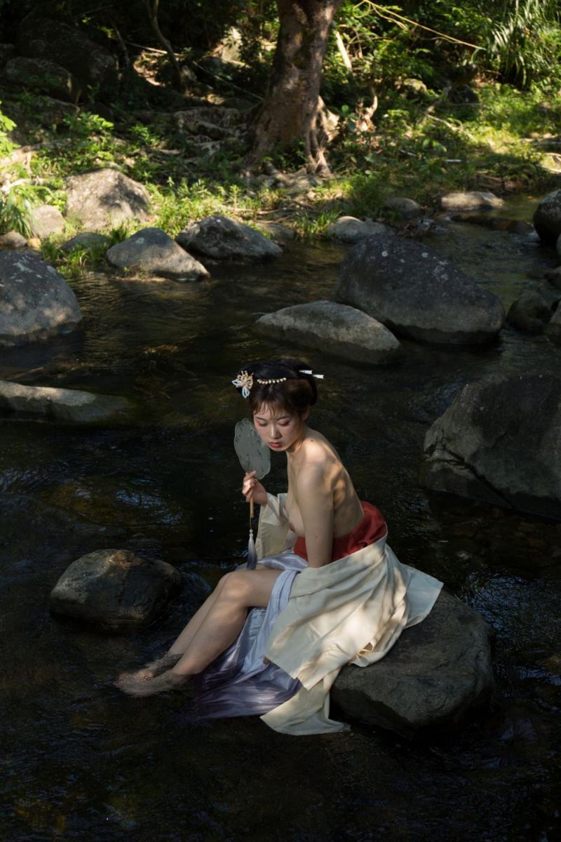 溪水边的极品古装白嫩妹子