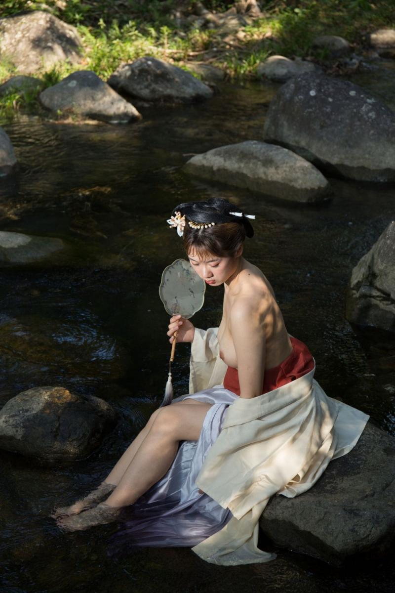 溪水边的极品古装白嫩妹子