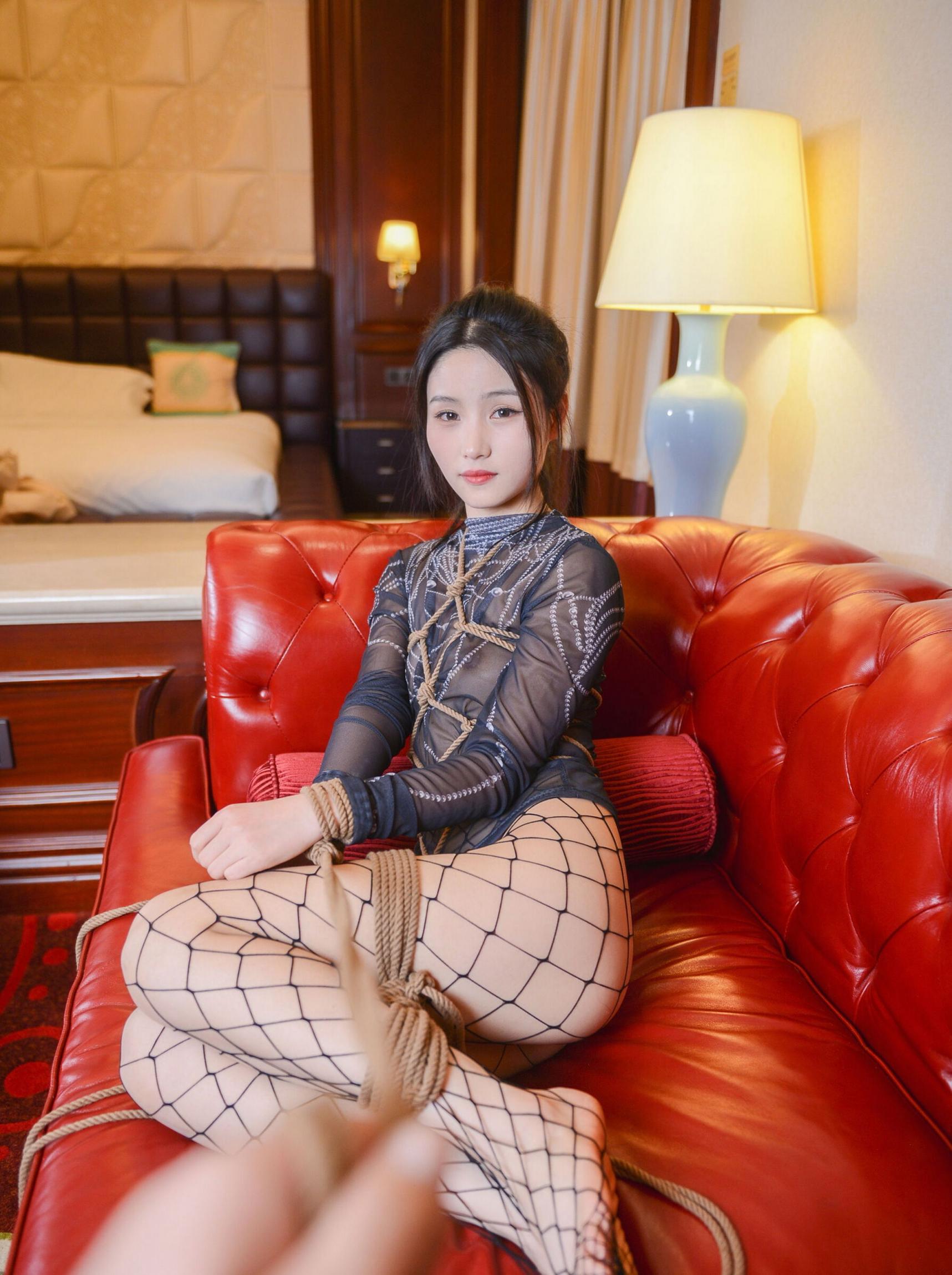 这么纯的妹子被绑住了你想不想干点啥