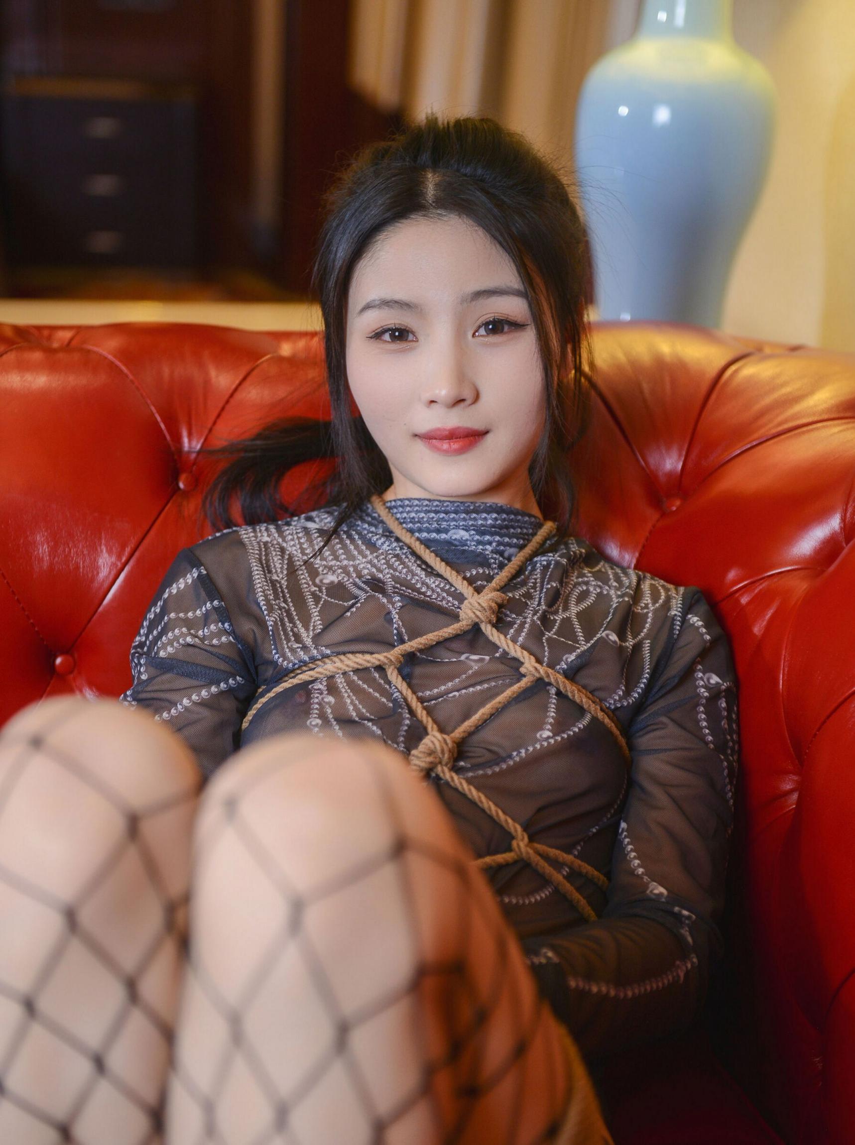 这么纯的妹子被绑住了你想不想干点啥