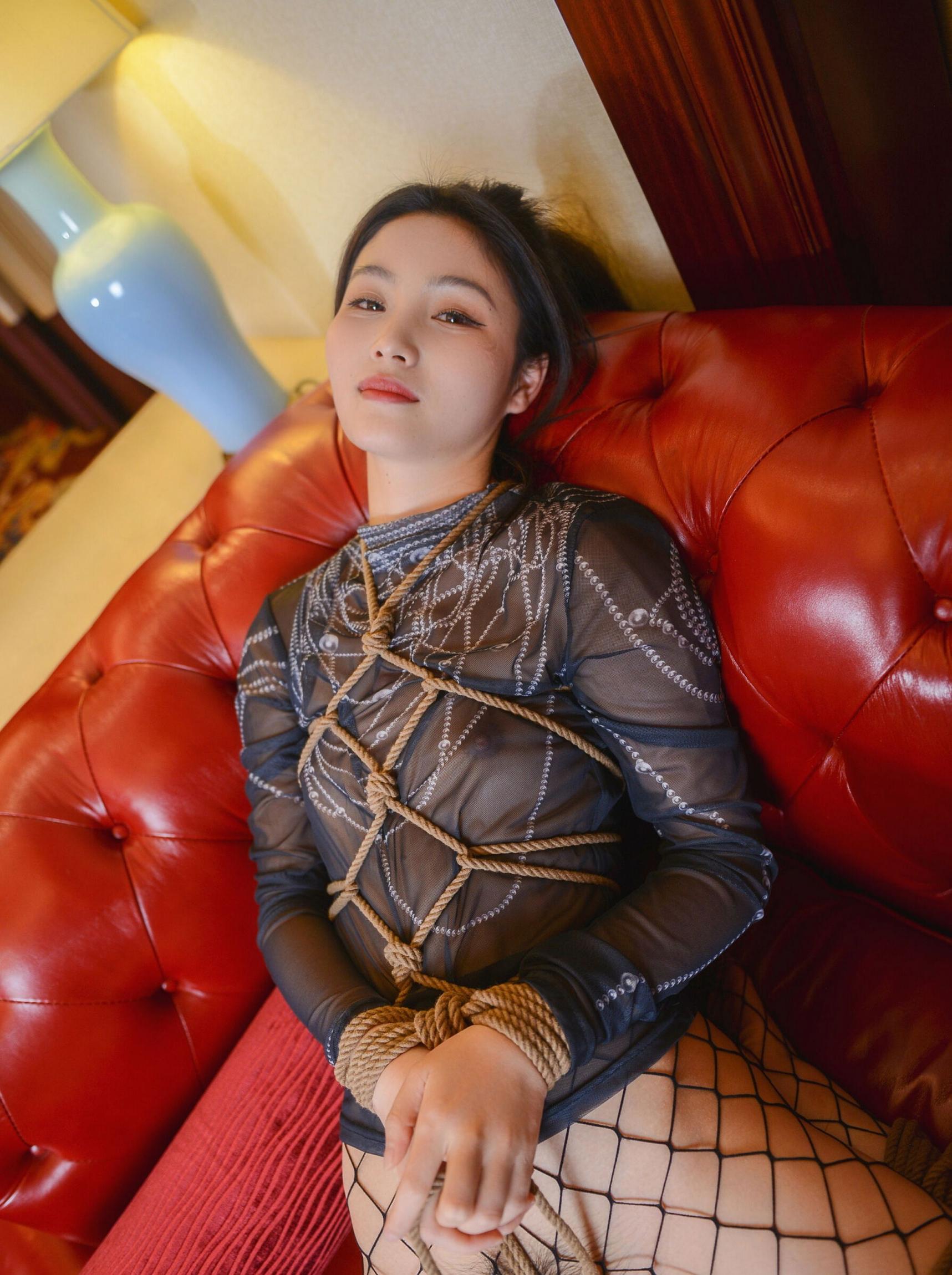 这么纯的妹子被绑住了你想不想干点啥