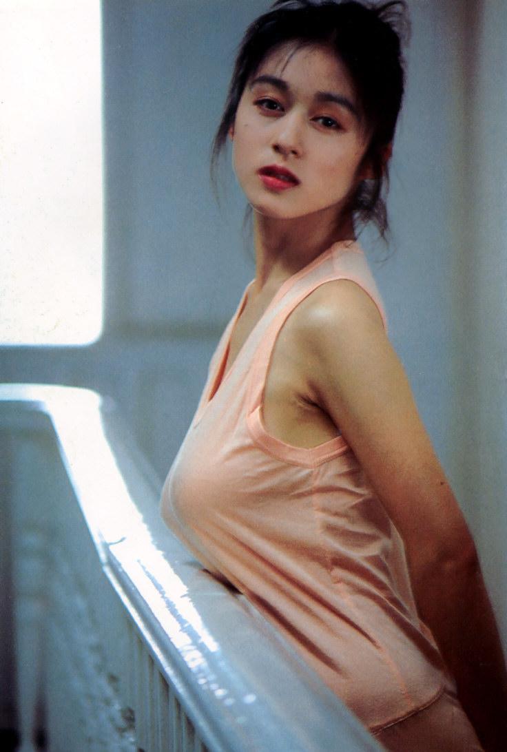 《女机器人》女主——青山知可子–《亚热带气候》写真