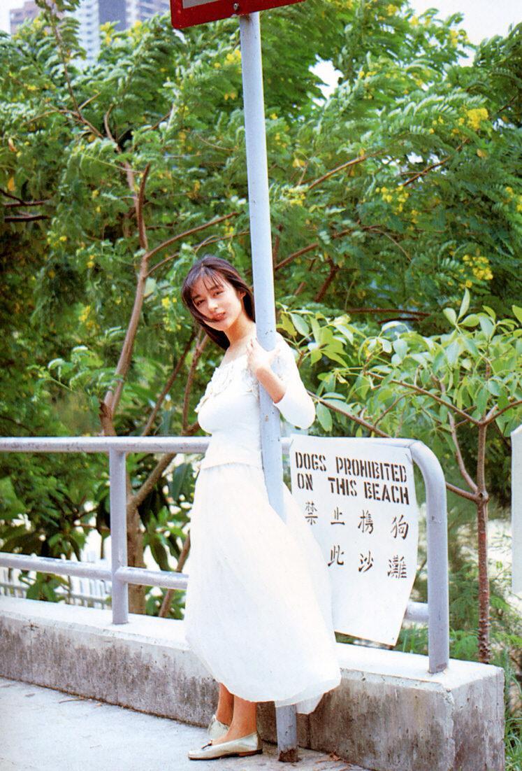 《女机器人》女主——青山知可子–《亚热带气候》写真