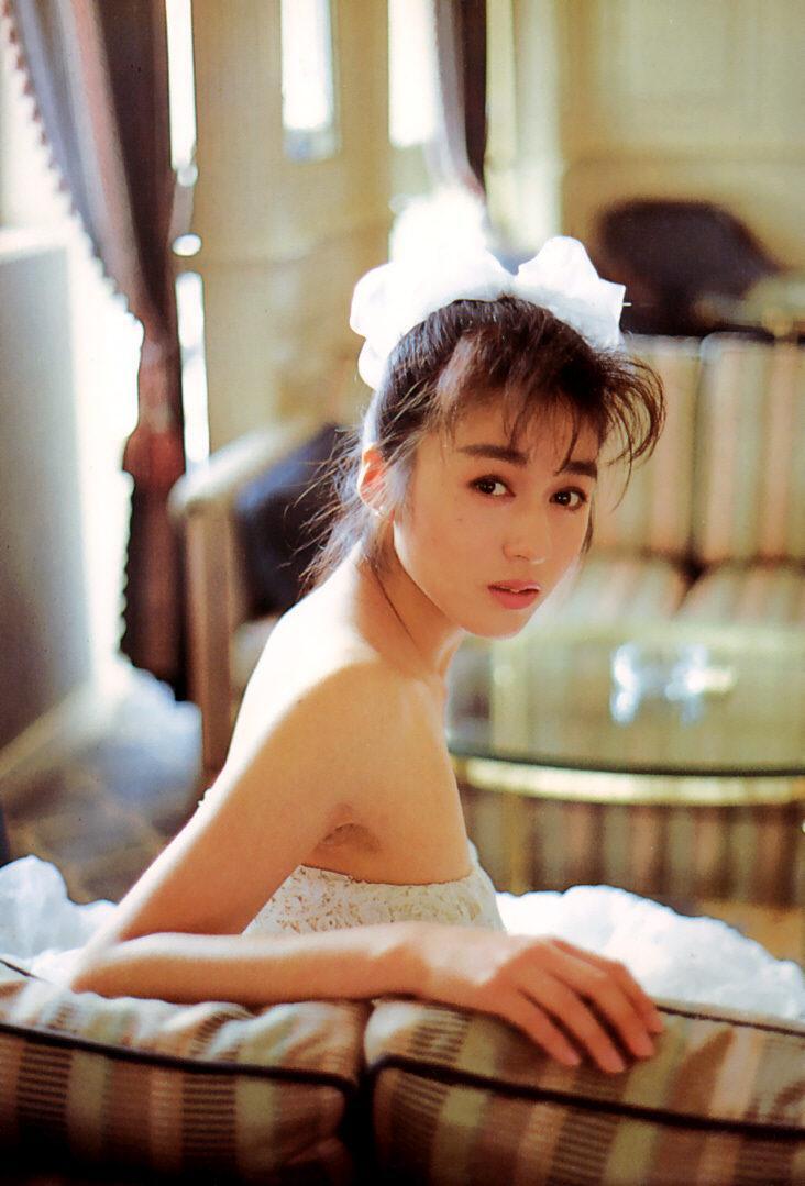 《女机器人》女主——青山知可子–《亚热带气候》写真