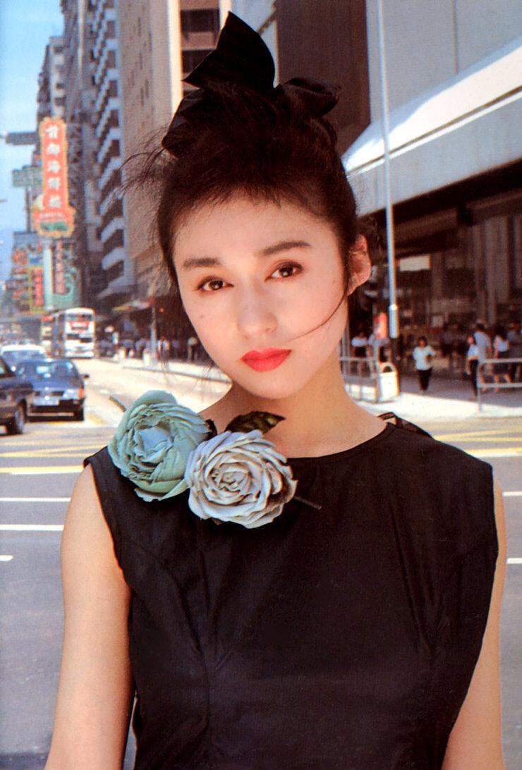 《女机器人》女主——青山知可子–《亚热带气候》写真