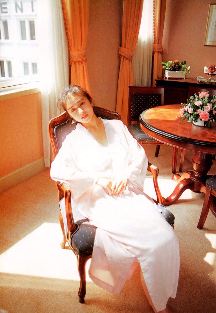《女机器人》女主——青山知可子–《亚热带气候》写真