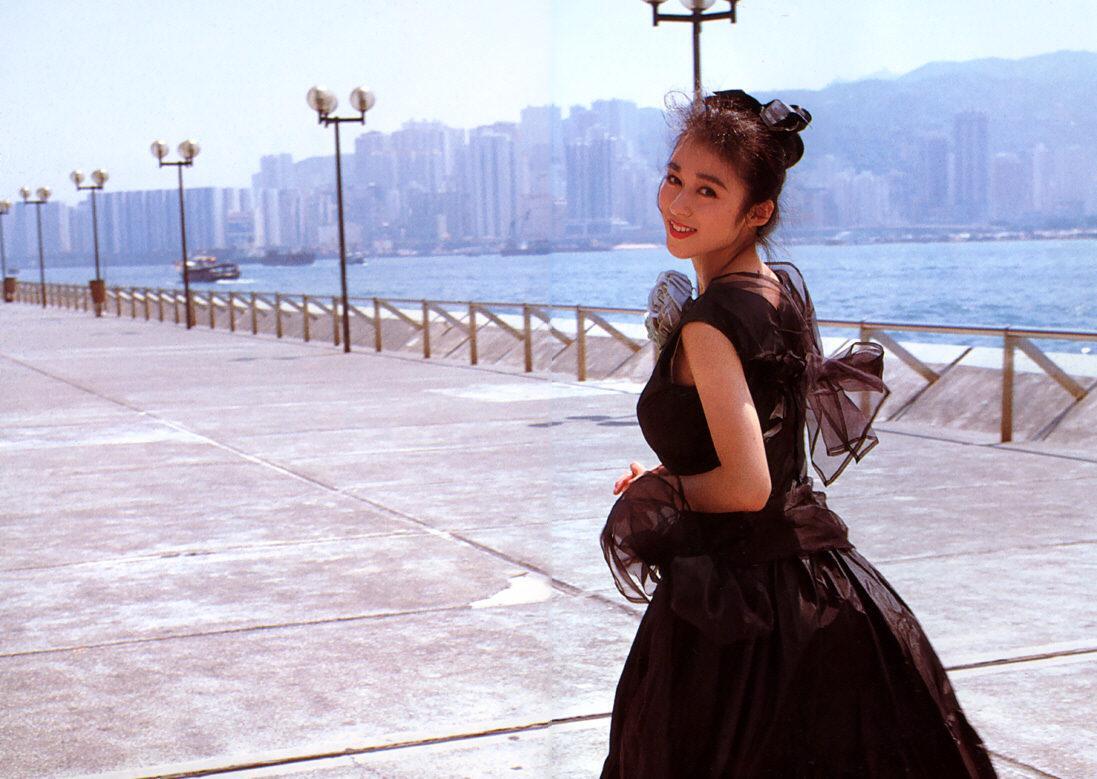 《女机器人》女主——青山知可子–《亚热带气候》写真
