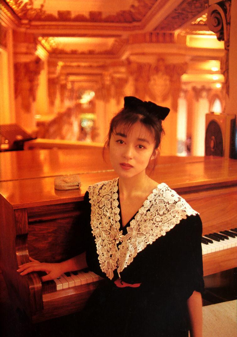 《女机器人》女主——青山知可子–《亚热带气候》写真