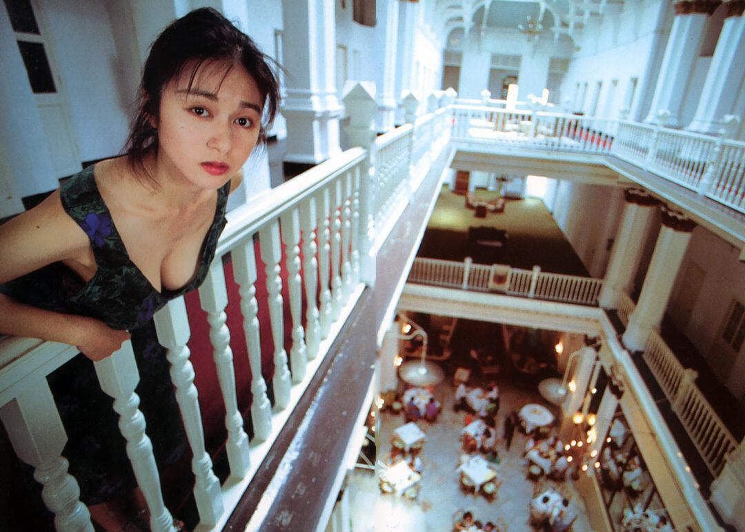 《女机器人》女主——青山知可子–《亚热带气候》写真