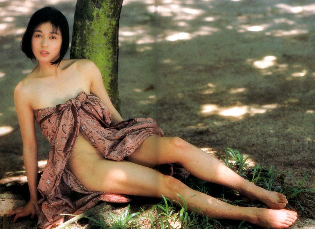 《女机器人》女主——青山知可子–《亚热带气候》写真