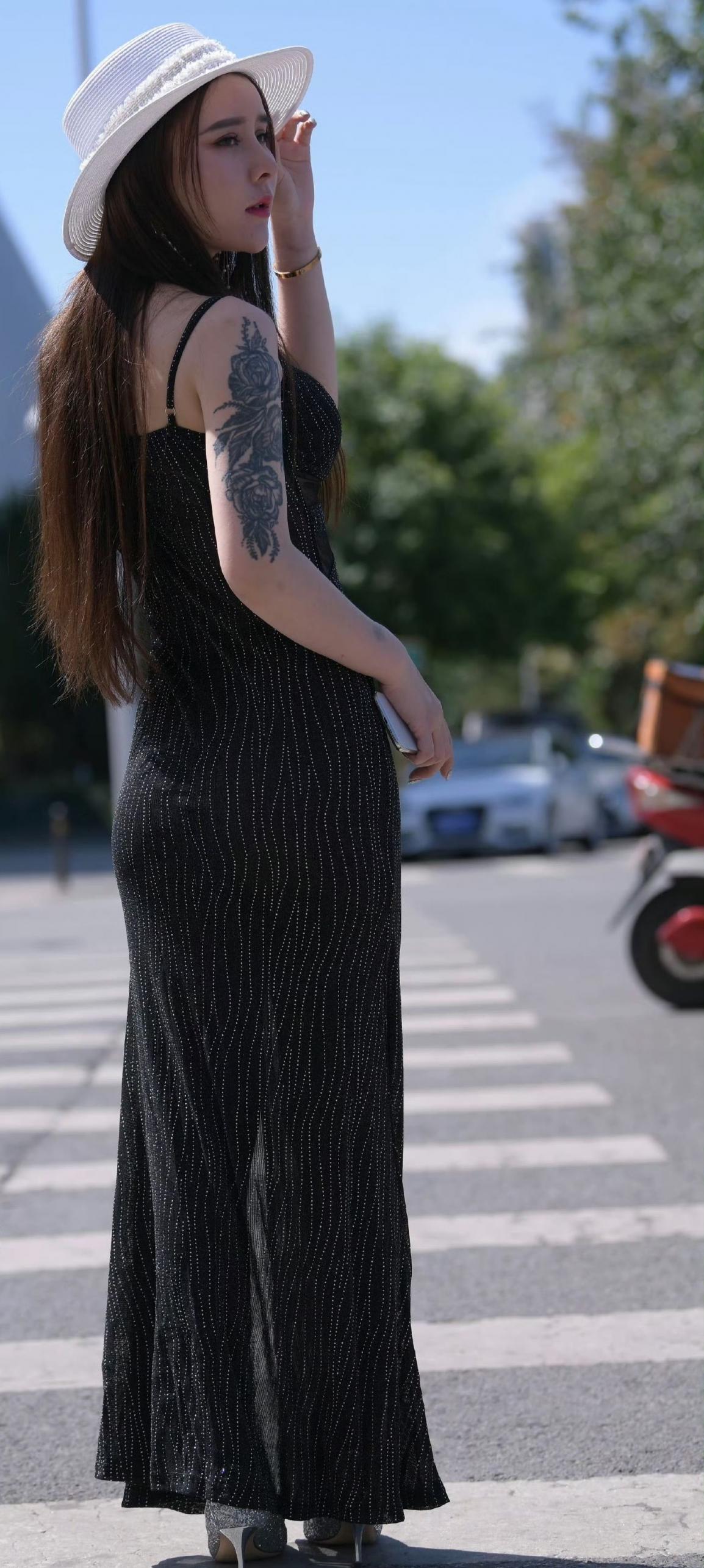 薄纱裙子，内裤若现