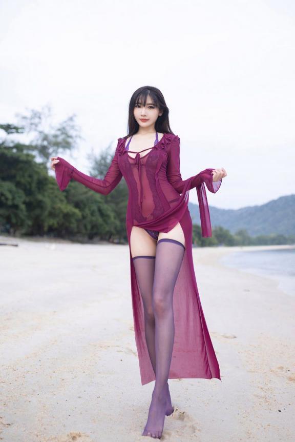 长裙制服露出好春光