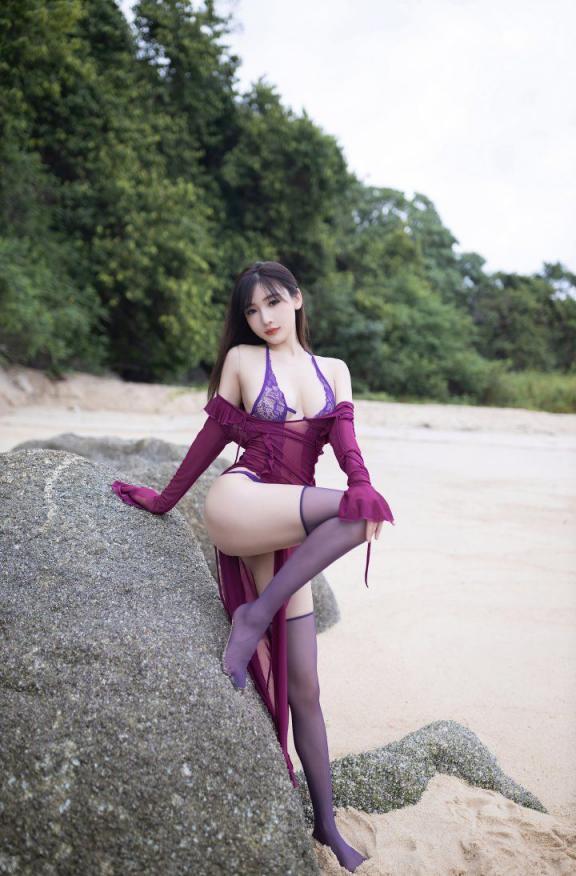 长裙制服露出好春光