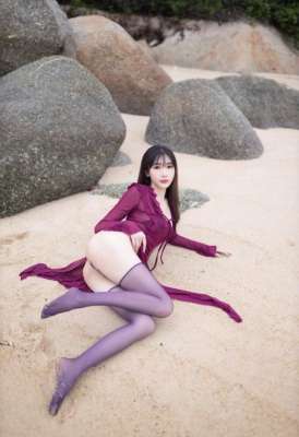 长裙制服露出好春光