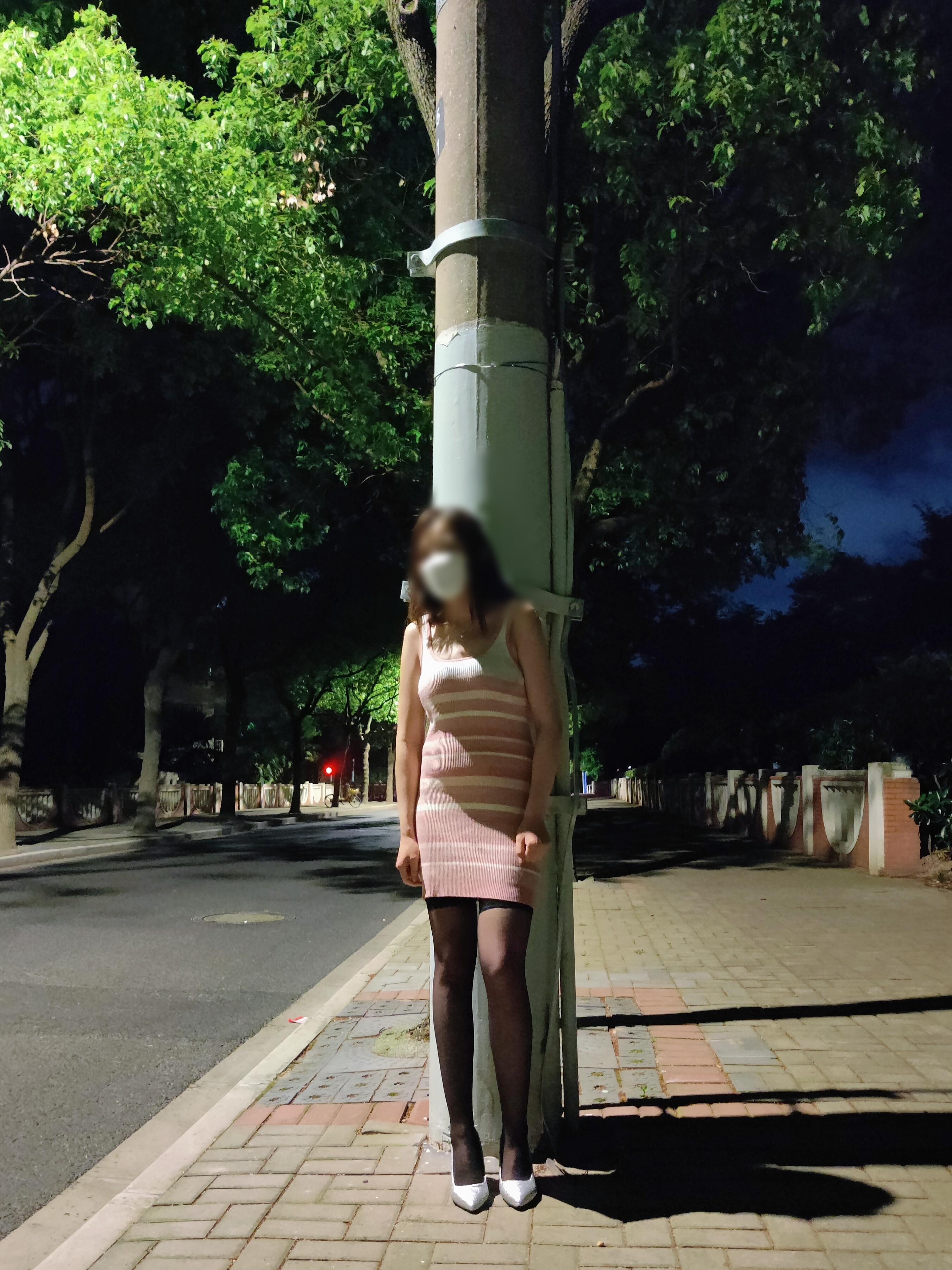 娇妻的大长腿之深夜马路边的露出