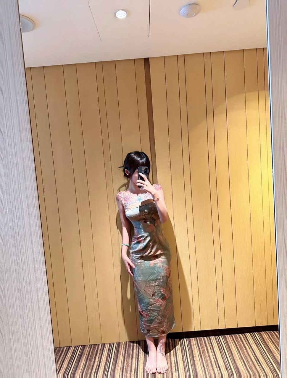 艹了这个社会女满背棒子不得硬一圈