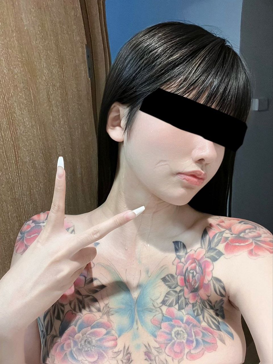 艹了这个社会女满背棒子不得硬一圈