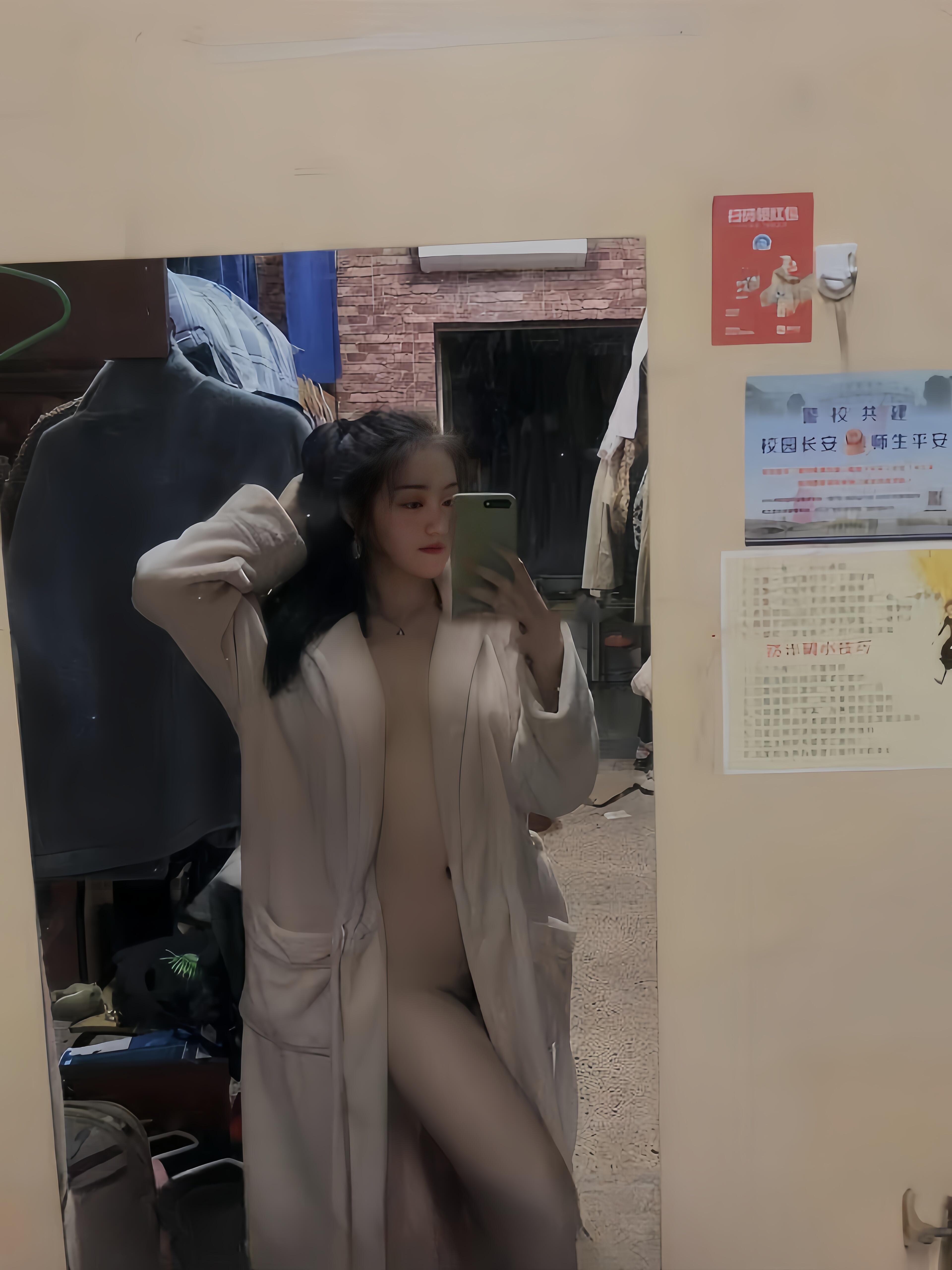 西安某大学的嫩妹子，一言不合就放开了自拍！