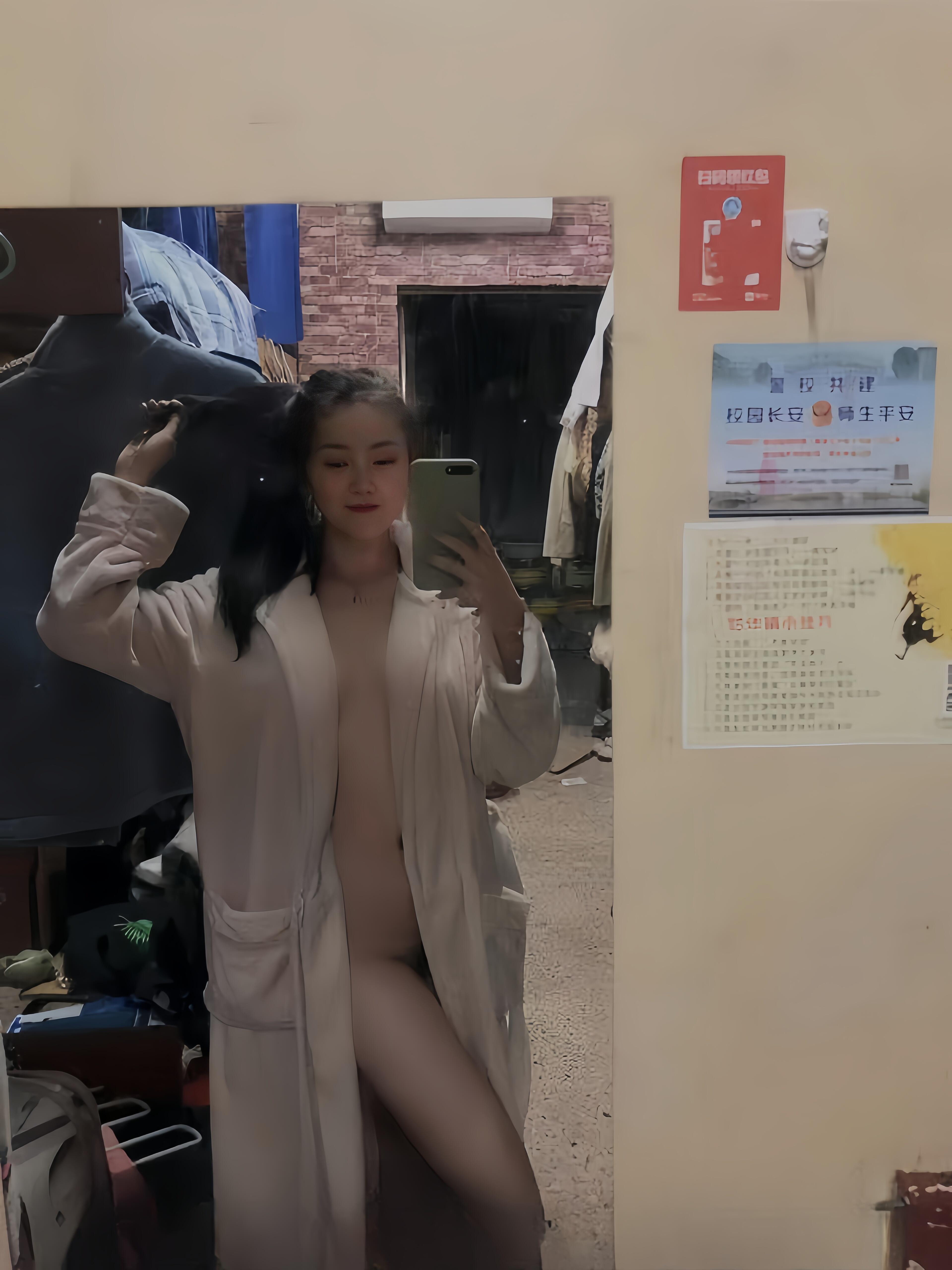 西安某大学的嫩妹子，一言不合就放开了自拍！
