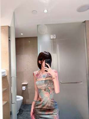 艹了这个社会女满背棒子不得硬一圈