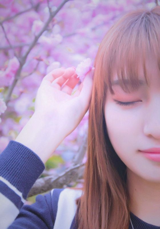 美女精致眉眼光滑牛奶肌