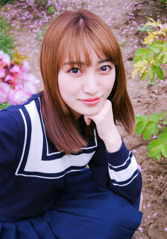 美女精致眉眼光滑牛奶肌